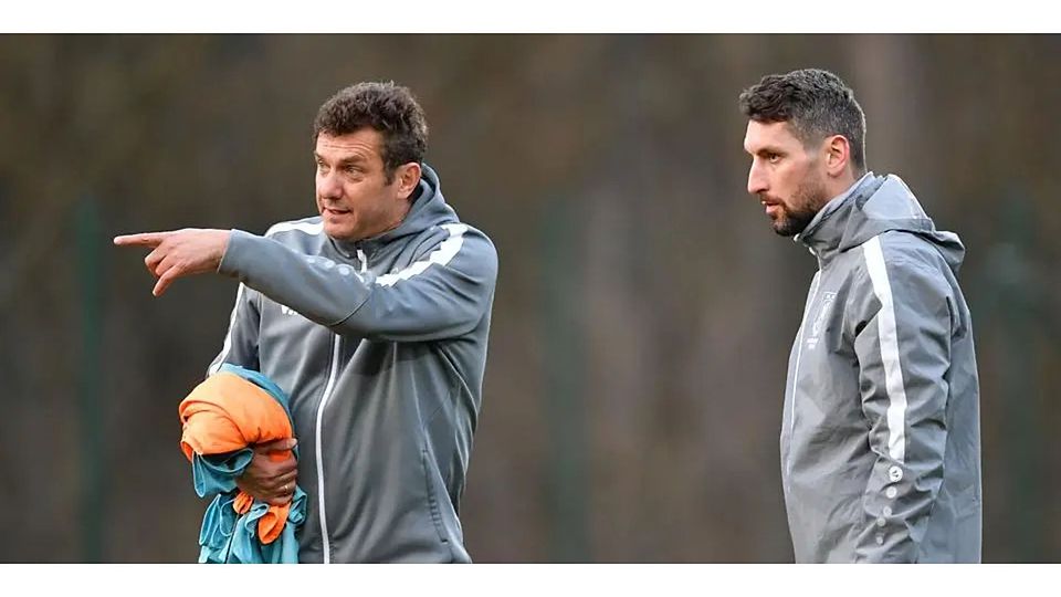 VfL-Trainer Vladimir Kovacevic (links) und sein Co. Eduard Klaus haben vornehmlich die eigene Mannschaft im Fokus, blicken aber auch auf den Rest der Liga. Sie fordern vollen Einsatz, denn Wettbewerbsverzerrung wollen sie sich nicht nachsagen lassen. © Jens Kaliske