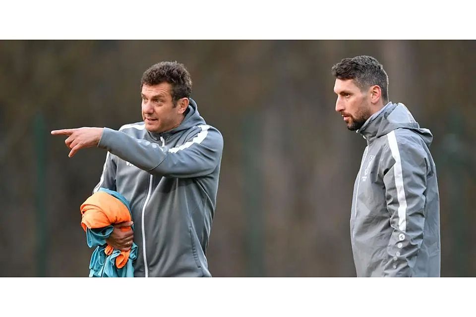 VfL-Trainer Vladimir Kovacevic (links) und sein Co. Eduard Klaus haben vornehmlich die eigene Mannschaft im Fokus, blicken aber auch auf den Rest der Liga. Sie fordern vollen Einsatz, denn Wettbewerbsverzerrung wollen sie sich nicht nachsagen lassen. © Jens Kaliske