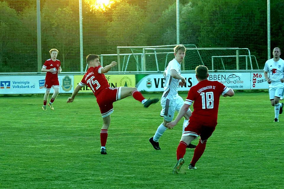 Robin Röcker im intensiven Duell mit Plamen Cheshilev (75) und Tim Jakob (18)