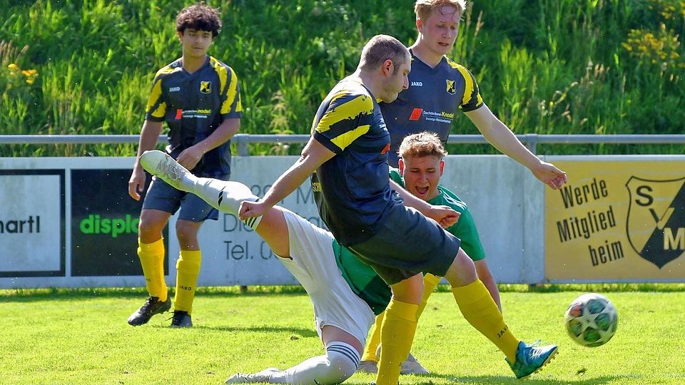 Der SV Mammendorf (in Schwarz) im Spiel gegen den VSST Günzlhofen (grünes Trikot).