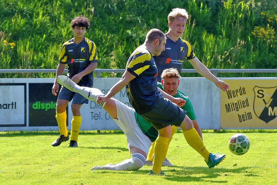 Der SV Mammendorf (in Schwarz) im Spiel gegen den VSST Günzlhofen (grünes Trikot).