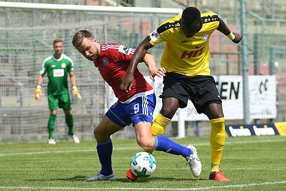 Cedric Mimbala kommt auf über 100 Drittligaspiele - hier für Fortuna Köln im Jahr 2017. Cedric Mimbala kommt auf über 100 Drittligaspiele - hier für Fortuna Köln im Jahr 2017.