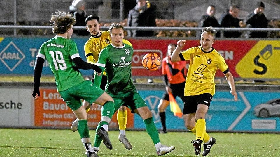 Luigi Manfreda und Simon Gartmann (rechts) und Gersthofen setzten sich gegen Aufsteiger Zusmarshausen mit Lorenz Helmschrott und Christian Miller (Mitte) durch.