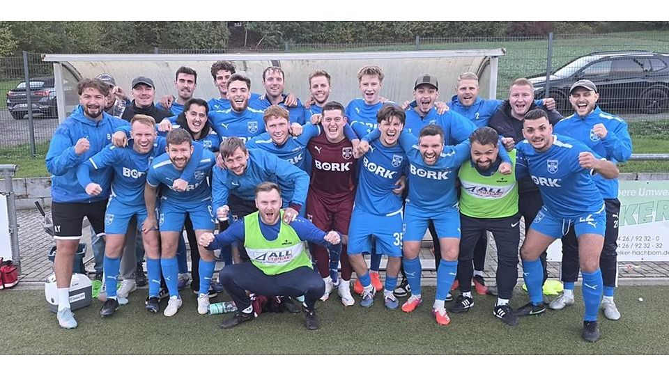 So sehen Sieger aus: Die Spieler des FC Cleeberg bejubeln den Auswärtssieg in der Fußball-Gruppenliga beim FSV Schröck. © FC Cleeberg/Sven Zimmermann 