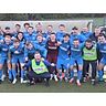 So sehen Sieger aus: Die Spieler des FC Cleeberg bejubeln den Auswärtssieg in der Fußball-Gruppenliga beim FSV Schröck. © FC Cleeberg/Sven Zimmermann 