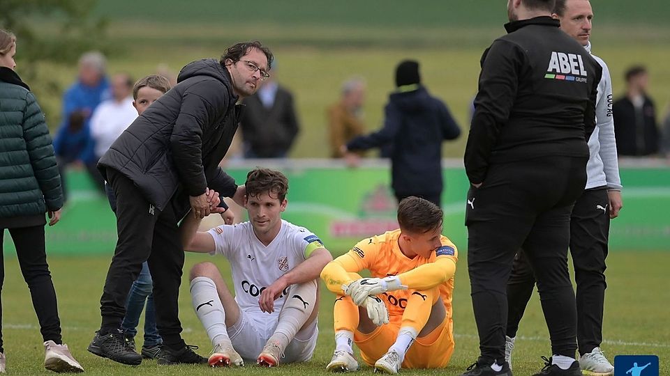 Enttäuschung bei den Erlbachern (von links): Trainer Hans Grabmeier, Kapitän Alexander Fischer, Keeper Andreas Steer und Trainer Lukas Lechner.