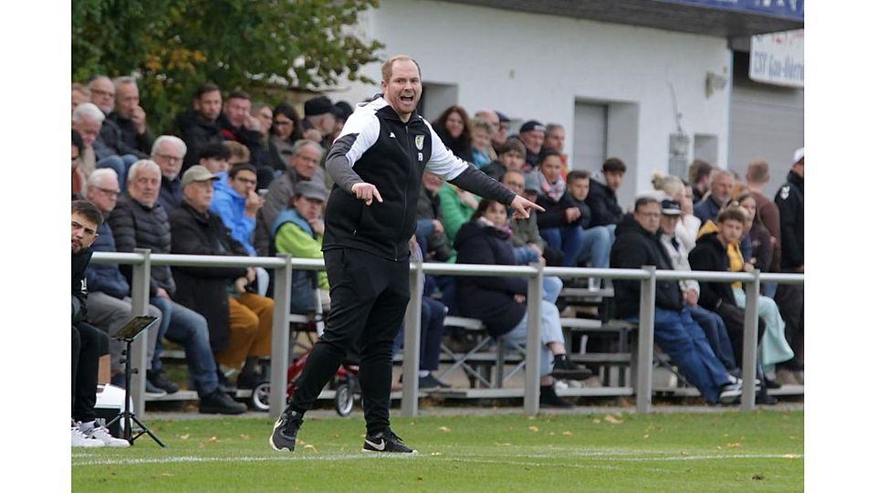 Noch dreimal in diesem Jahr alles geben – und dann ist Pause: TSV Gau-Odernheim-Trainer Florian Diel und die Petersberger freuen sich auf eine fußballfreie Zeit.	Foto: Axel Schmitz/pakalski-press