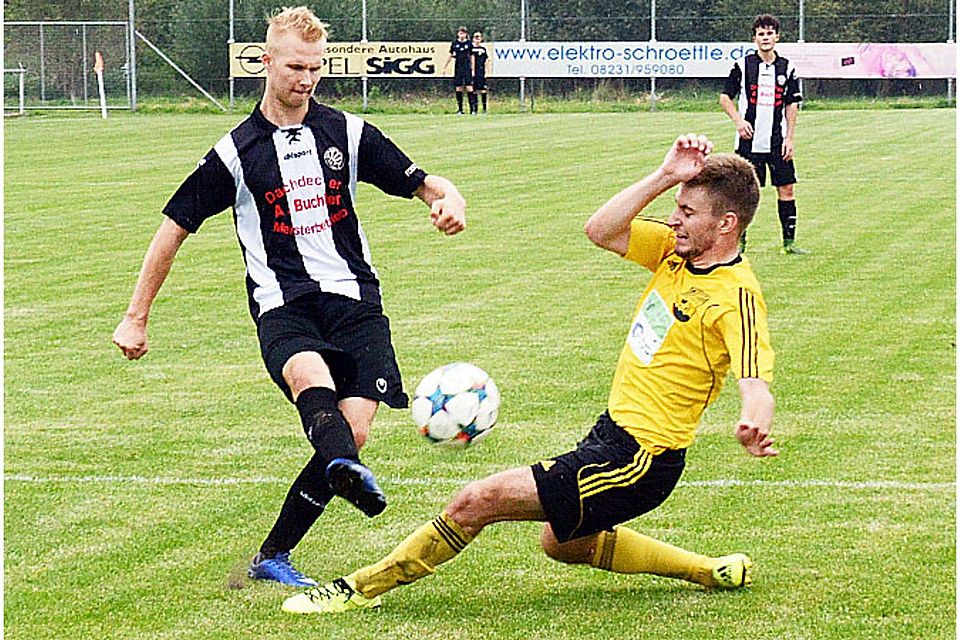 Gleich zwei Treffer steuerte der junge Yannick Keiß (links) zum klaren Sieg der zweiten Mannschaft TSV Schwabmünchen bei der DJK Lechhausen bei.   F.: Reinhold Radloff