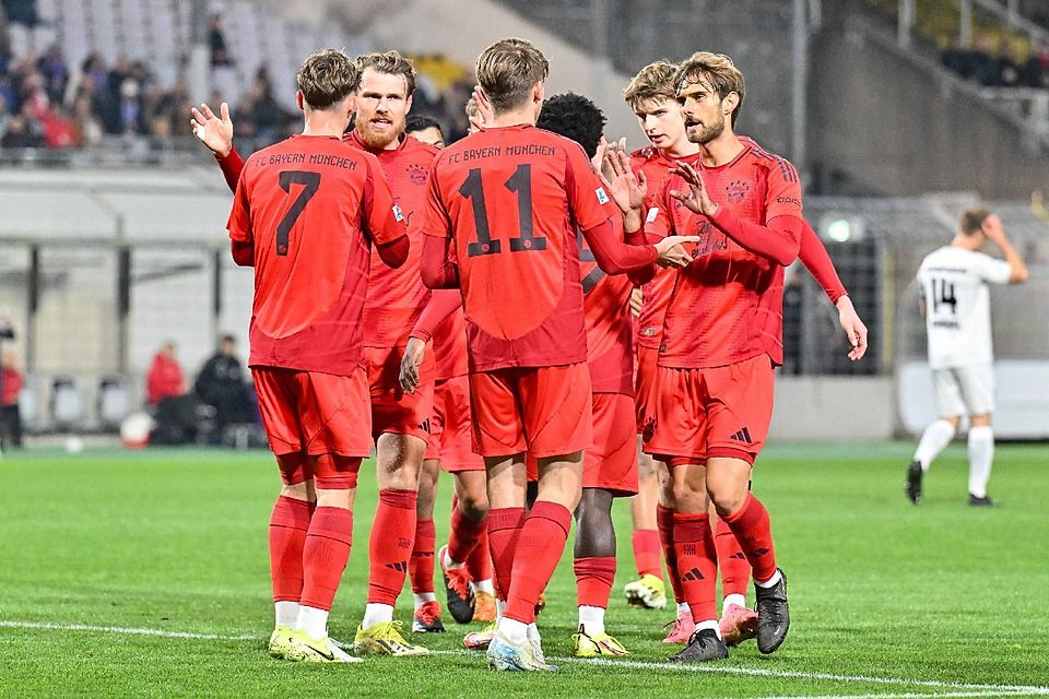 Die Bayern bejubeln den Treffer zum 1:0 durch Guido Della Rovere.