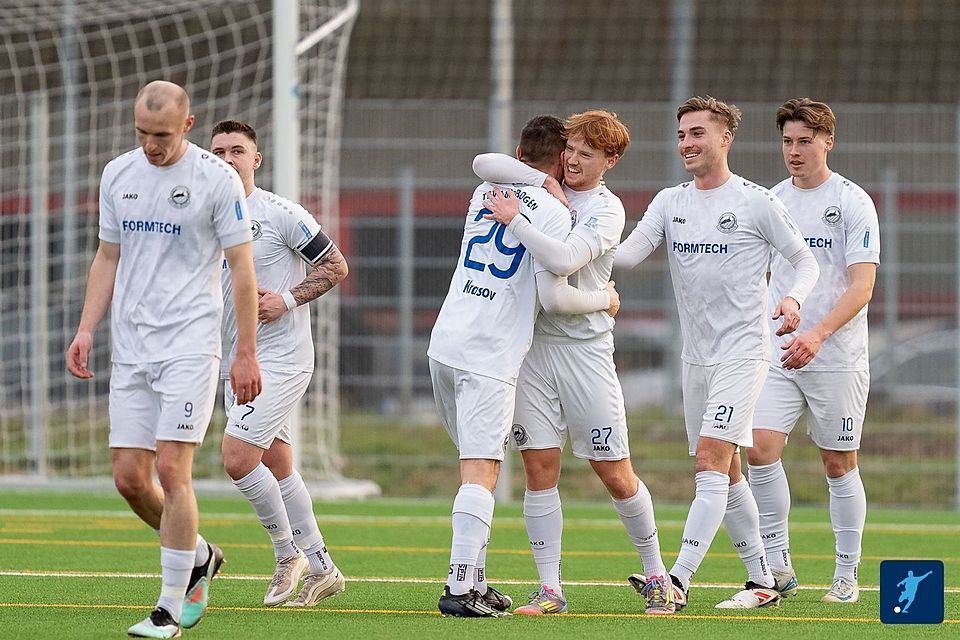 Die Kicker des TSV Bogen hatten allen Grund zum Jubeln: Beim Tabellenschlusslicht FC Kosova Regensburg feierten die Niederbayern einen wichtigen Auswärtserfolg.