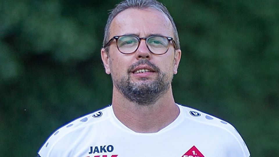 Cheftrainer Kemal Kuc hat seinen Vertrag beim 1. FC Viersen bis 2025 verlängert.