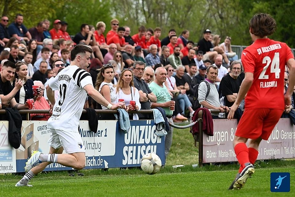 Tolle Kulisse beim Landesliga Nordost-Derby zwischen dem SV Buckenhofen (in rot) und der SpVgg Jahn Forchheim! 700 Fans wollten sich die Partie nicht entgehen lassen. 