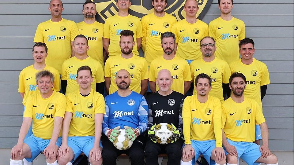 Neue Mannschaft in neuen Trikots: Die neugegründete Seniorenmannschaft des SC Weßling wurde vom Unternehmen M-net eingekleidet.