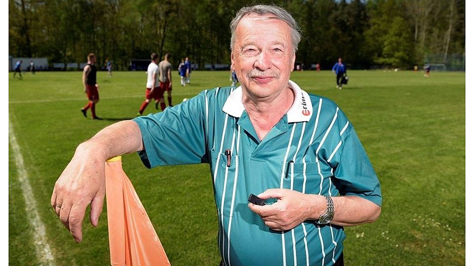 Nach 50 Jahren beendet der Leisniger Gunter Franz seine Schiedsrichterlaufbahn in Hochweitzschen. Auf diesem Sportplatz hat er Ende April 1966 sein erstes Spiel gepfiffen. Foto: André Braun