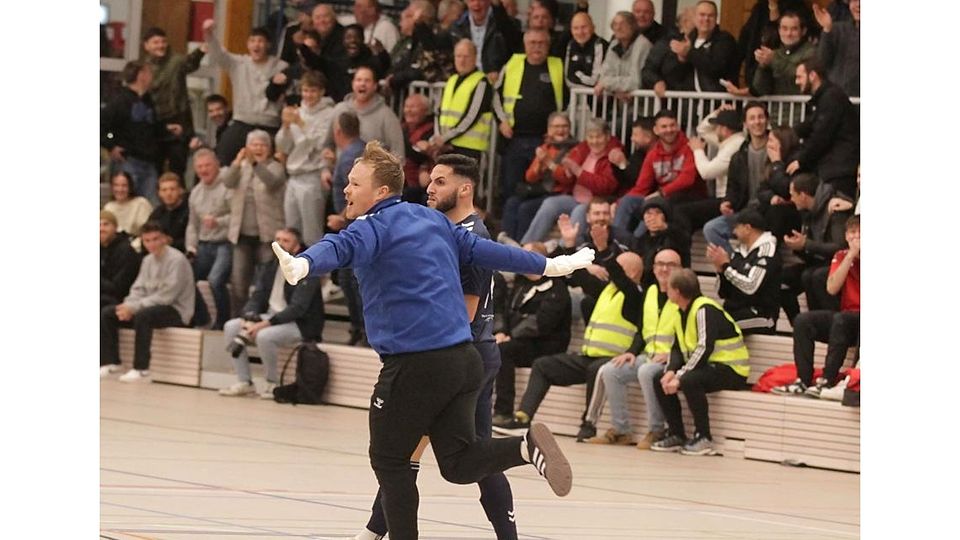 Volle Hütte: Die Gau-Odernheimer Petersberghalle platzt beim Topturnier des Schiedsrichterturniers aus allen Nähten. Im Bild: Das Finale zwischen Wormatia Worms II und dem TSV Gau-Odernheim.	Archivfoto: Axel Schmitz/pakalski-press 