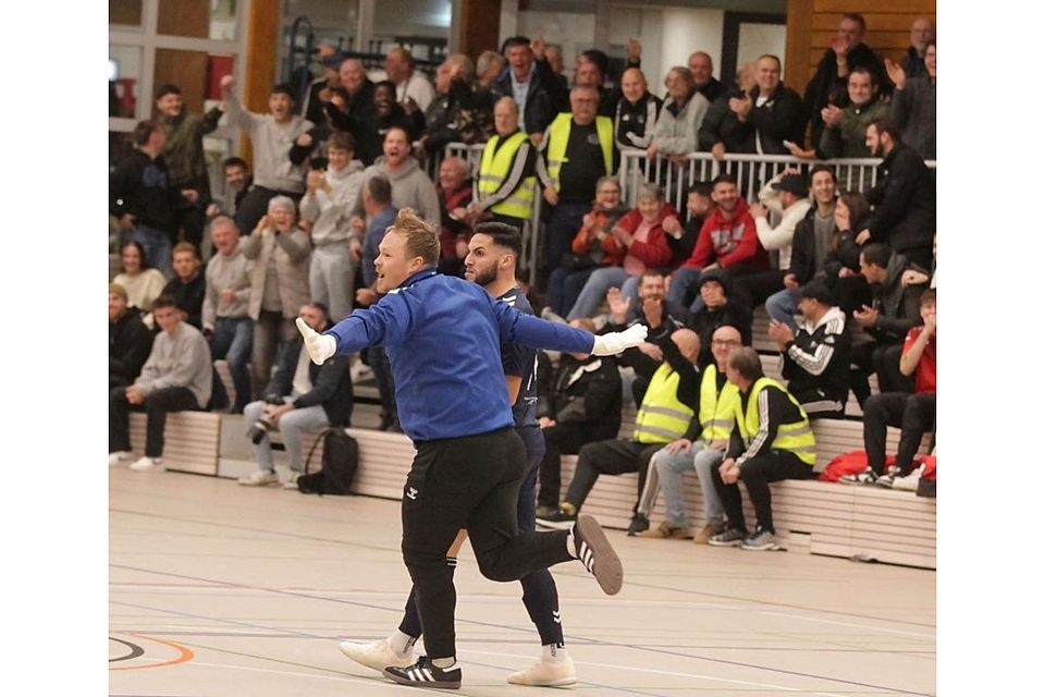Volle Hütte: Die Gau-Odernheimer Petersberghalle platzt beim Topturnier des Schiedsrichterturniers aus allen Nähten. Im Bild: Das Finale zwischen Wormatia Worms II und dem TSV Gau-Odernheim.	Archivfoto: Axel Schmitz/pakalski-press 
