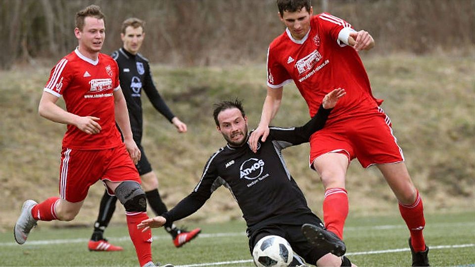 Der Lenzkircher Spielmacher Matthias Haas  (am Boden) bot gegen die Hinterzartener eine engagierte Partie. | Foto: Wolfgang Scheu