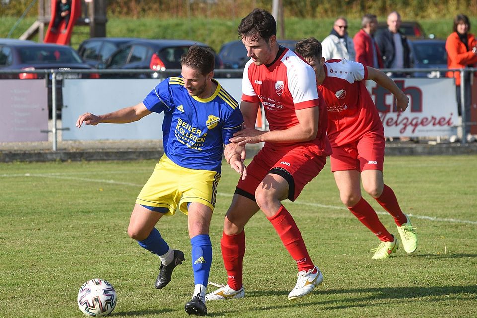 Marc Hertlein (rechts) mühte sich vergeblich, Holzkirchens Patrick Michel den Ball abzunehmen. Am Ende unterlag er mit der SpVgg Altisheim mit 1:2 und stürzte ans Tabellende.