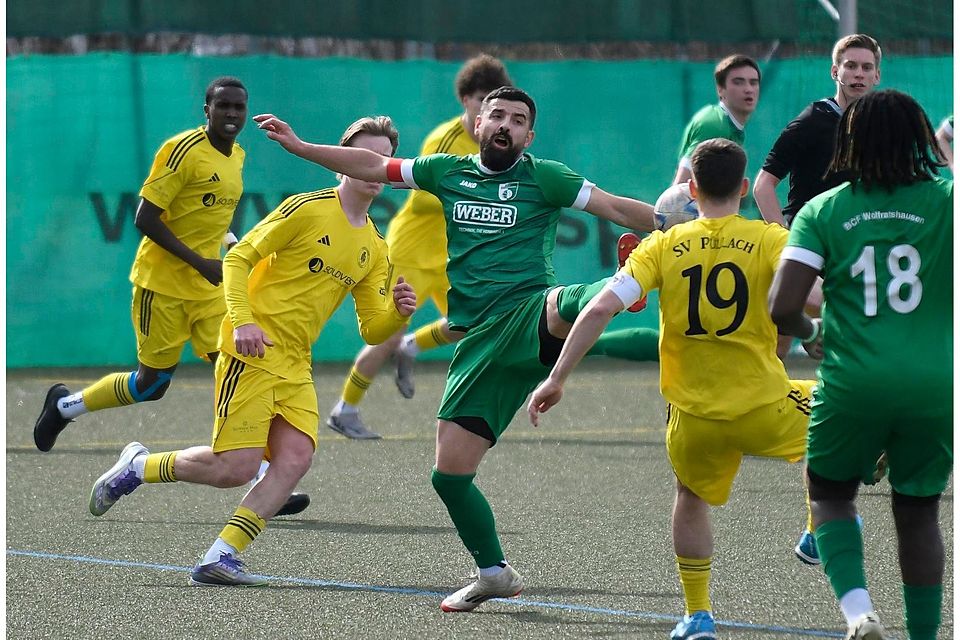 Erhobenen Hauptes konnten die BCF-Fußballer um Kapitän Patriot Lajqi (Mi.) nach dem überraschenden 0:0-Remis gegen Pullach vom Platz gehen.