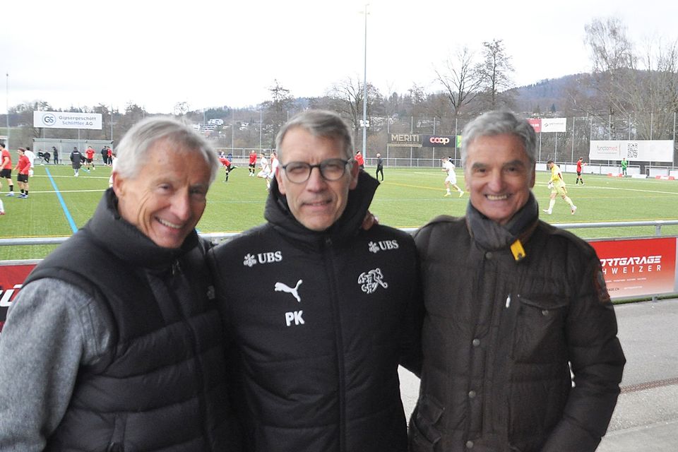Unter den Zuschauern: Peter Knäbel (Mitte), Präsident des SFV sowie die ehemaligen GC-Spieler Fredy Gröbli (links) und Alfonso Bosco.