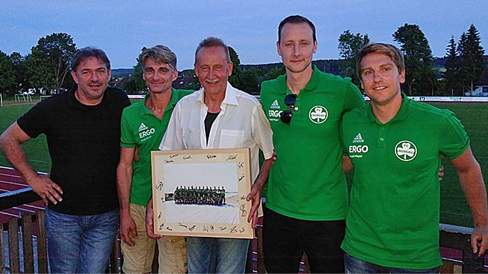Siegfried Schmid (Mitte) war 31 Jahre für den FC Horgau als Abteilungsleiter im Einsatz. Dafür dankten ihm (von links) sein Nachfolger Klaus Vogele, Stellvertreter Dieter Käsmayr und die Trainer Manuel Schmid und Franz Stroh.