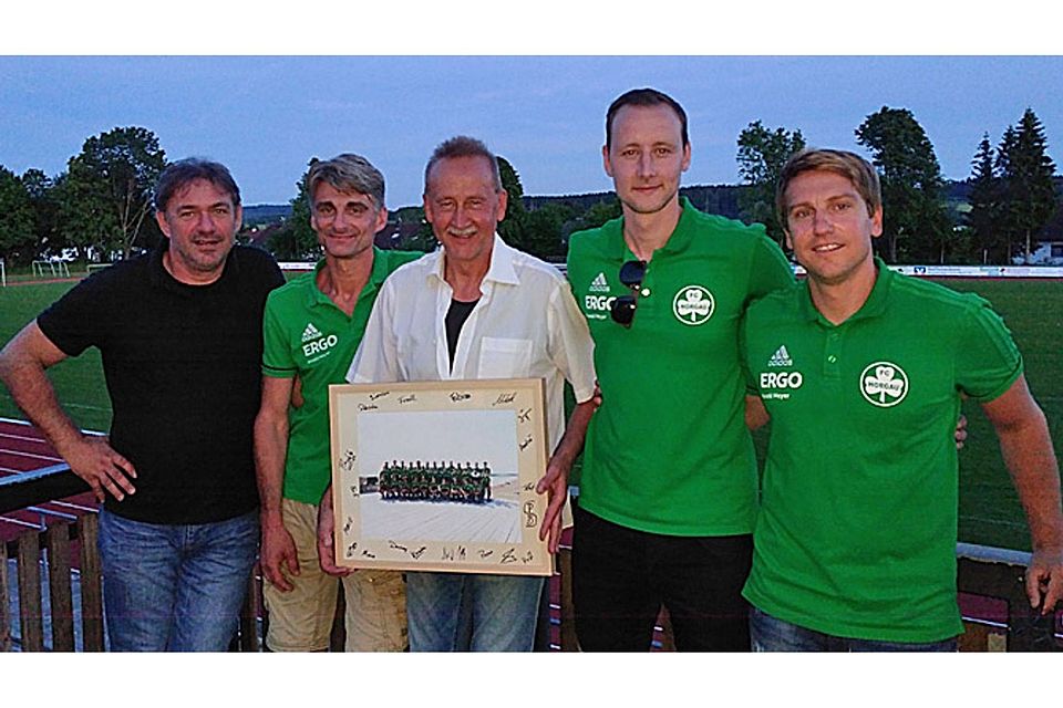 Siegfried Schmid (Mitte) war 31 Jahre für den FC Horgau als Abteilungsleiter im Einsatz. Dafür dankten ihm (von links) sein Nachfolger Klaus Vogele, Stellvertreter Dieter Käsmayr und die Trainer Manuel Schmid und Franz Stroh.