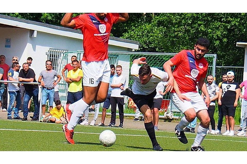 Die Eintracht-Verteidiger Marcel Charles Kouakou (l.) und Anilcan Mankoc bearbeiten einen Türkspor-Spieler.       F: Zimmer