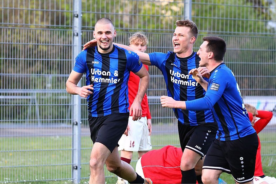 Weidens Siegtorschütze Jahi Sylejmani (links) feiert mit seinen Mitspielern.