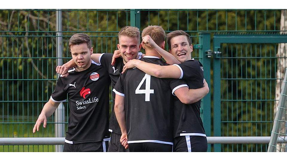  Sechsheldens Jubeltraube nach dem 2:0 mit (v. l.) Dennis Brandenburger, Chirom Buhl, Jonathan Schmitz und Leon Stiebing. (© Jonathan Ortmann) 