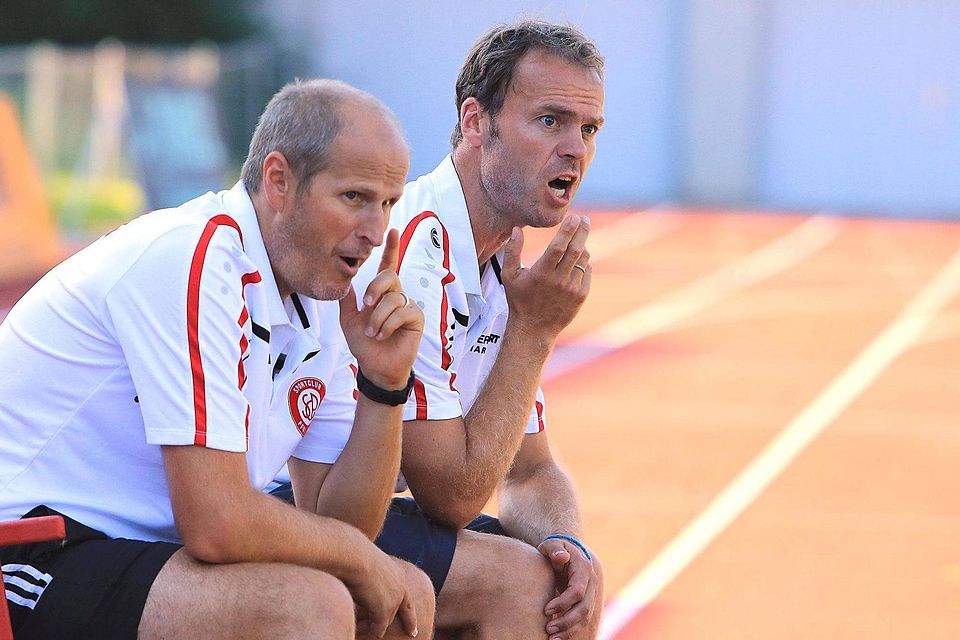 Au weiah! Oberliga-Absteiger SC Pfullendorf (rechts Trainer Marco Konrad, links