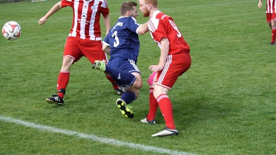 Das war eine klare Sache: Sebastian Fischer schießt den SV Waakirchen mit drei Toren zum Sieg. (Foto: Ludsteck)