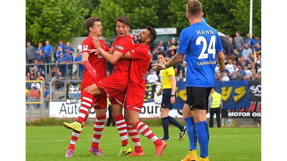 Torschützen-Trio gegen Saarbrücken: Alexander Hahn ?begutachtet? den jubelnden Wormatia-Dreierpack Florian Treske, Benjamin Maas und Ali Özgün (von links).	Foto: Photoagenten / Alessandro Balzarin