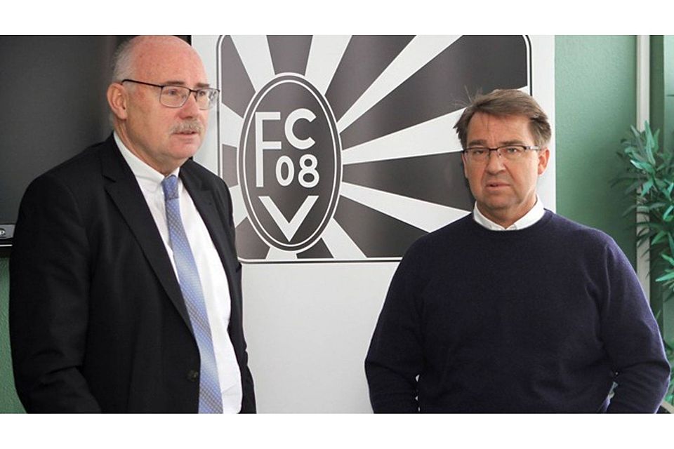 Alexander Thumer kehrt als sportlicher Leiter zum Oberligisten FC 08 Villingen zurück, rechts Vereinspräsident Leo Grimm. | Foto: Dieter Reinhardt