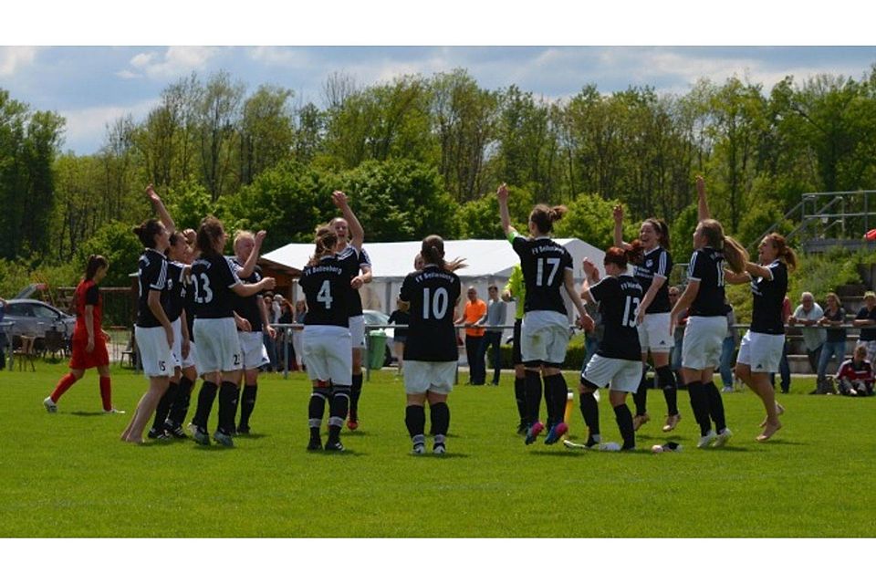 Jubel nach dem 3:0-Sieg über den SV Jungingen: Die Bellenberger Frauenmannschaft steuerte zielstrebig auf den Titel hin.  Foto: Rebecca Lipp