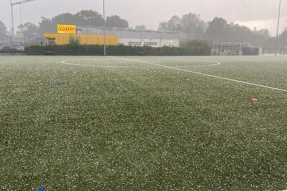 Eine Gewitter zog vor Anpfiff über die Anlage des SV Brachelen.