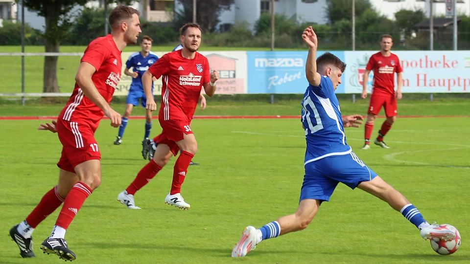 Aichs Simon Wiesinger (in Blau) im Spiel gegen den TSV Peiting.