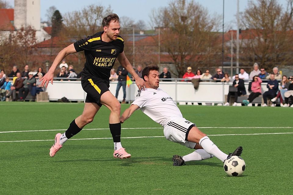 Nervenaufreibend bis zum Schluss: Hans Zachenbacher (li., zweifacher Torschütze, SV Münsing) gestoppt von Waldrams Daniel Ettenhuber im Derby.