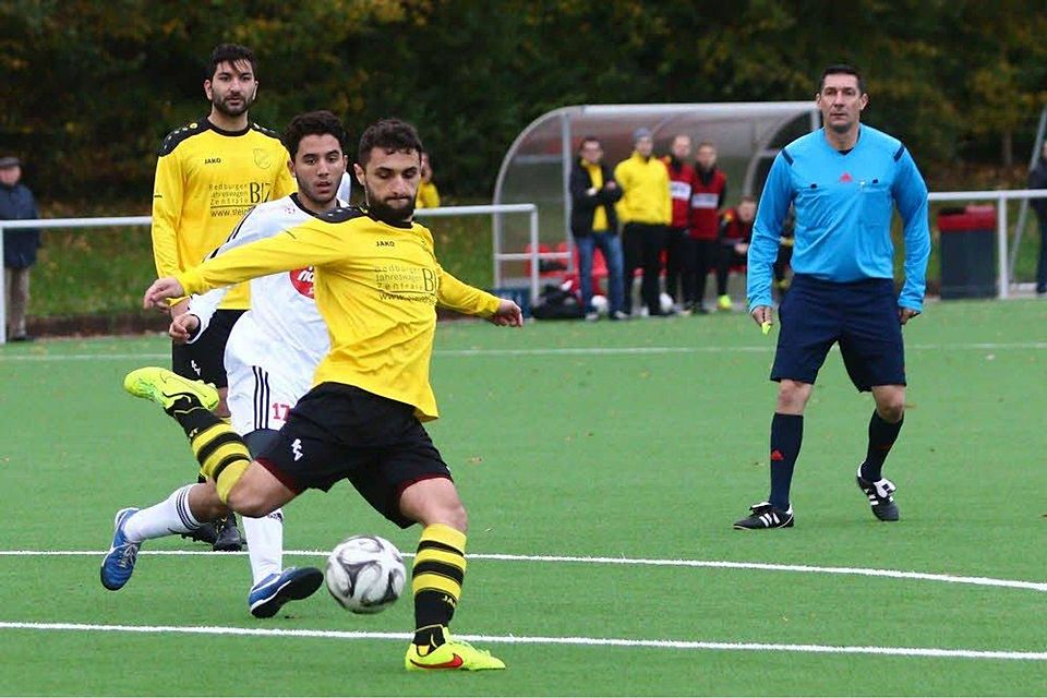 Die Herbstmeisterschaft winkt den Glescher Fußballern (in gelb) bei einem Sieg. Die Spieler des GKSC Hürth (in weiß) hat es dagegen schwer., Foto: F. Bucco