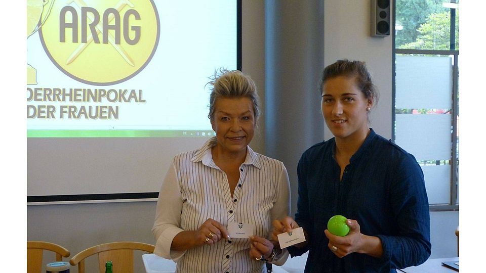 Sorgten für eine souveräne Auslosung: Gisela Schmitz (links) und Lisa Weiß. Foto: Köppen