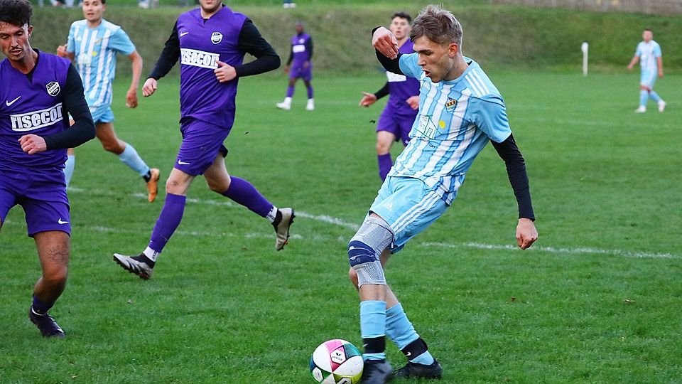 Paradebeispiel für die tolle Entwicklung der Riedenburger Mannschaft: Sturmtalent Benedikt Kolbinger (hier beim Abschluss).