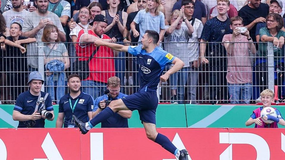 „Der schönste Moment in meinem Fußballer-Leben“: Nils Gans vom TSV Schott Mainz bejubelt seinen Treffer gegen Borussia Dortmund. 	Foto: RHR-Foto/imago