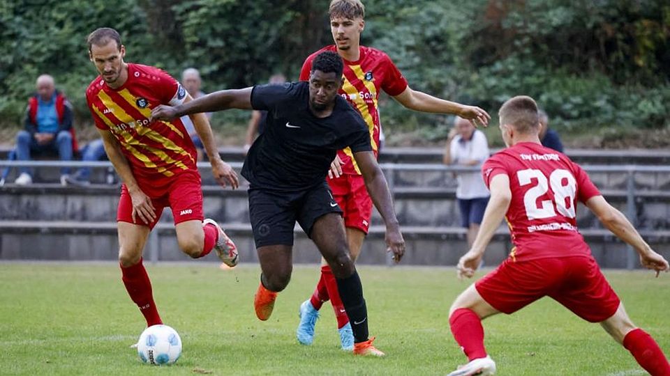 Nach dem Pokal-Aus ging es beim TSV Mommenheim um Stürmer Antonio Dembo Balde (Mitte) nur um ein Thema: das Kerbespiel gegen den SV Guntersblum.	Archivfoto: Stefan Sämmer/hbz