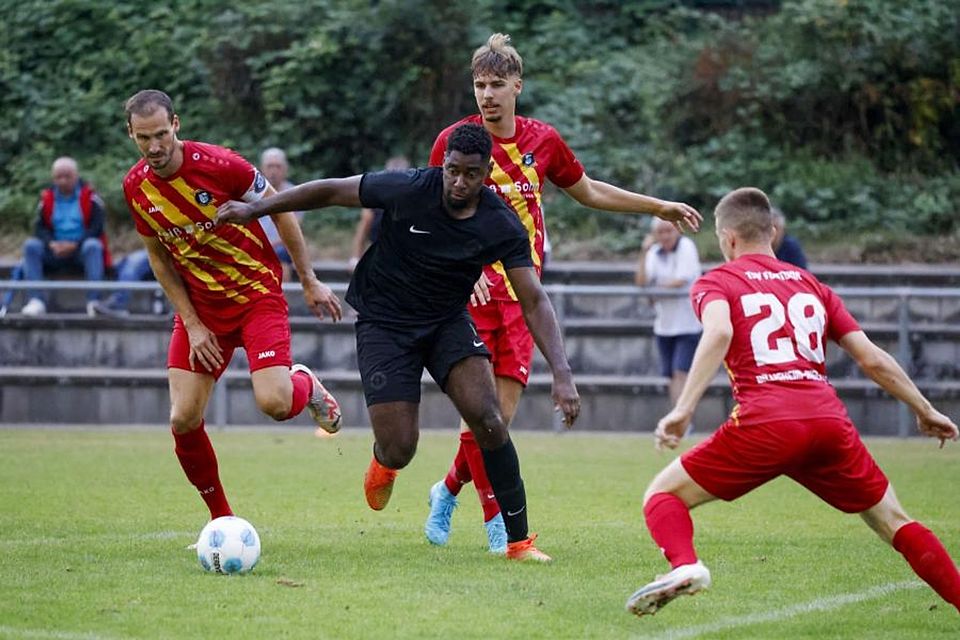 Nach dem Pokal-Aus ging es beim TSV Mommenheim um Stürmer Antonio Dembo Balde (Mitte) nur um ein Thema: das Kerbespiel gegen den SV Guntersblum.	Archivfoto: Stefan Sämmer/hbz