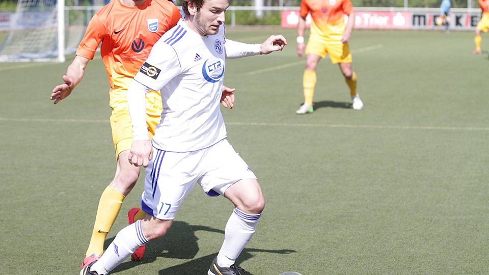 Markus Schottes (vorne), hier bei einem Spiel des SV Mehring in der Oberliga gegen den TuS Mechtersheim. Foto: Archiv/Sebastian Schwarz