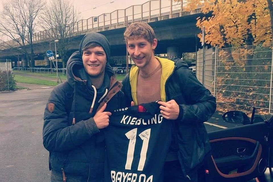 Highlight: Matthias Steffens bekommt von Stefan Kiesling ein Trikot überreicht.