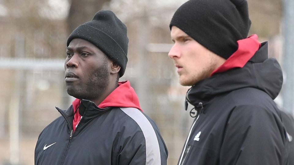 Alban Zinsou links und Matthias Strohmaier beobachten ein Testspiel des VfB Hallbergmoos