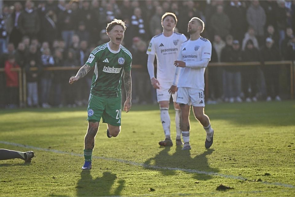 Niklas Jessen dreht nach seinem Treffer zum 2:0 jubelnd ab.