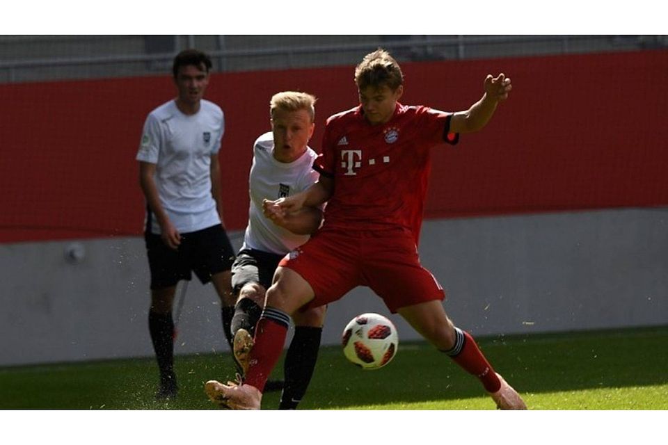 Die U17 des FC Bayern bleibt durch den 4:0-Erfolg gegen Wiesbaden Tabellenführer. Thomas Schmitz
