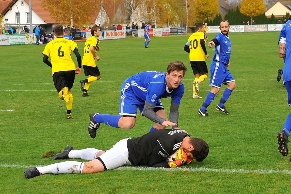 Da hatte Holzheims Torhüter Florian Hofmeister noch alles im Griff und bekam dafür von Johannes Scheider einen anerkennenden Klaps. In der Schlussphase verlor der SVH das Derby beim TSV Binswangen - und Hofmeister flog vom Platz. Da hatte Holzheims Torhüter Florian Hofmeister noch alles im Griff und bekam dafür von Johannes Scheider einen anerkennenden Klaps. In der Schlussphase verlor der SVH das Derby beim TSV Binswangen - und Hofmeister flog vom Platz.