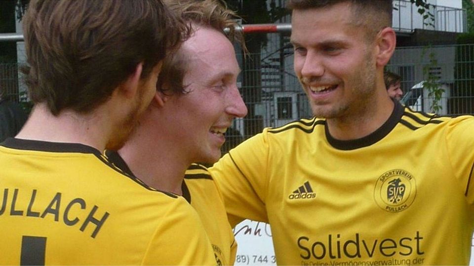 Maxi Schuster (M.) wird nach dem Spiel von Kapitän Roth (l.) und Abwehrchef Benede gefeiert. FOTO: UM